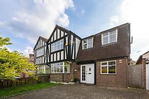 5-bed House - Sleeps 10 - Garden - Parking