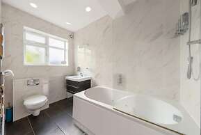 5-bed House - Sleeps 10 - Garden - Parking