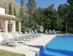 Villa on the Foot of La Font Hills