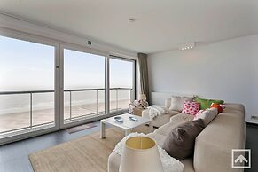 Apartment in Blankenberg With Sea Views