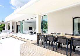 Stylish Villa With Infinity Pool