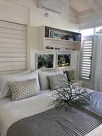 Dreamin Villa - 3 B R Beachfront w Staff