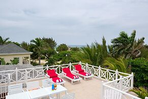 Dreamin Villa - 3 B R Beachfront w Staff