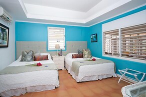 Dreamin Villa - 3 B R Beachfront w Staff