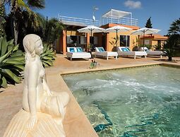 Modern Villa With Pool Near Town