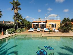 Modern Villa With Pool Near Town