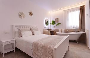 Villa With Salt Water Pool