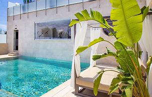 Villa With Salt Water Pool