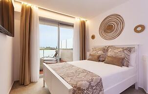 Villa With Salt Water Pool