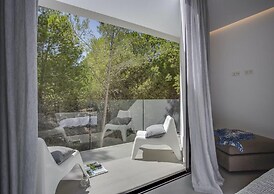 Sleek Villa With Nice Terrace