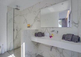Sleek Villa With Nice Terrace