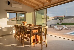 Avelia Luxury Villa With Private Pool