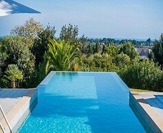 Spacious Villa With Infinity Pool
