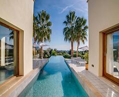 Spacious Villa With Infinity Pool