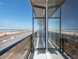 Apartment With Frontal sea View in Raversijde