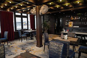 Bay Luxury Beijing Hotel