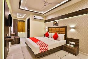Goroomgo Silver Palace Ahemadabad