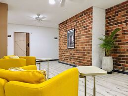 w Glorious Loft w Elegant Balcony in Cali