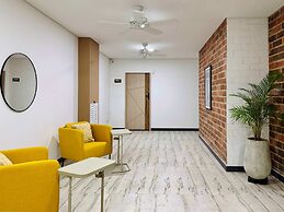 w Glorious Loft w Elegant Balcony in Cali
