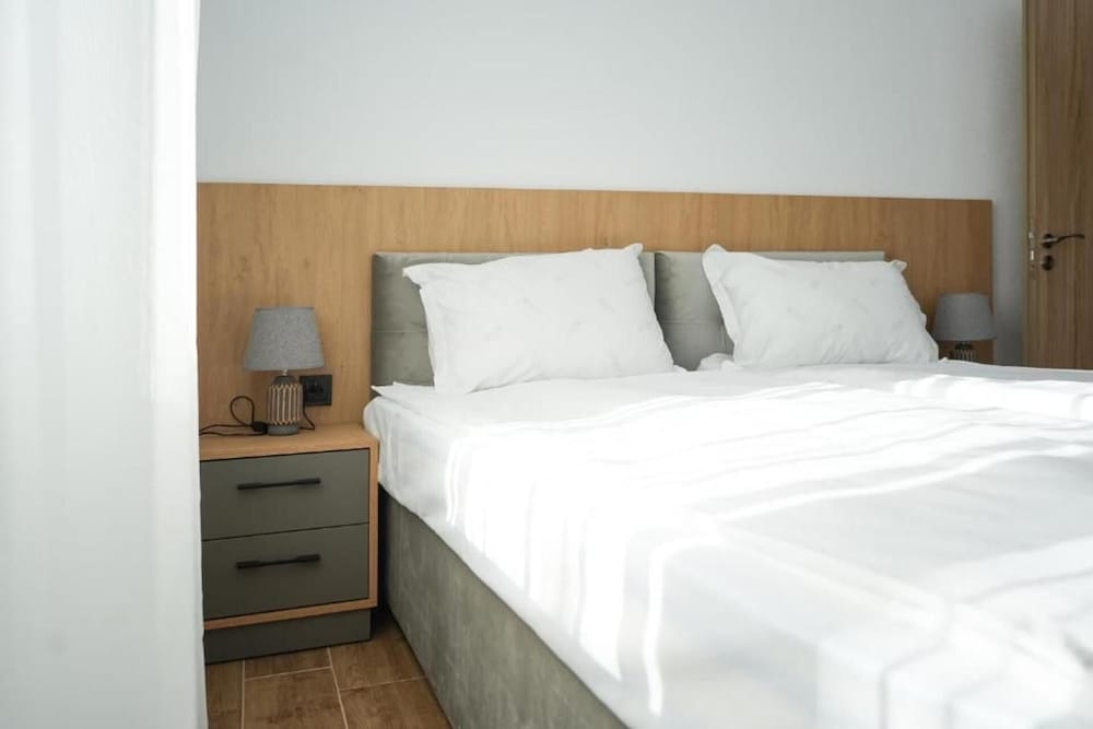 2 Bed Apt - Sleeps 4, Terrace & Pet Friendly