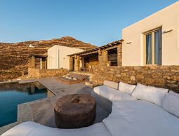 Charming Villa Near Ftelia Beach