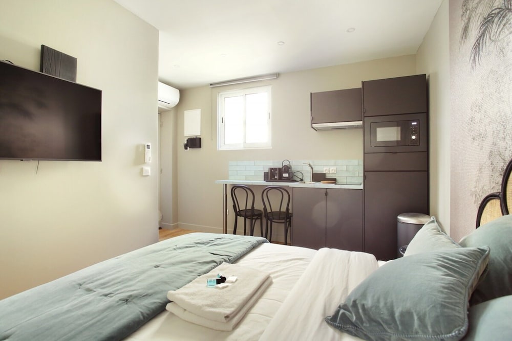 Studio With AC Center of Paris