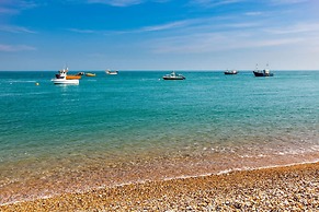 Beautifully Refurbished 4-bed Beachside Retreat
