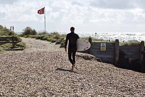 Beautifully Refurbished 4-bed Beachside Retreat