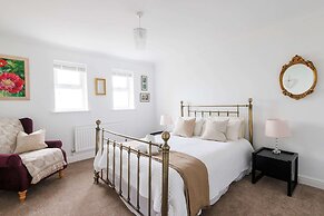 Spacious 4-bed Seaside Retreat in Selsey