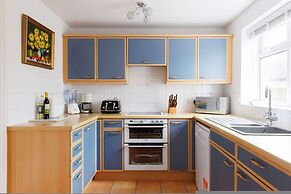 Spacious 4-bed Seaside Retreat in Selsey