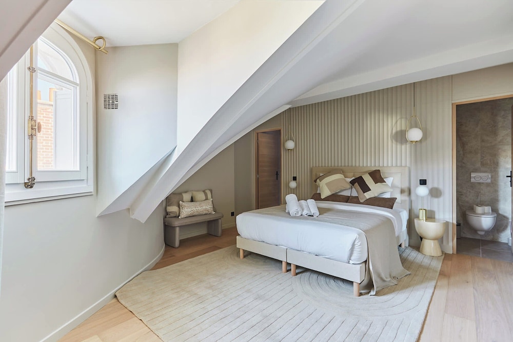 Sublime Duplex Arc de Triomphe/ Trocadero