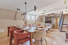 Sublime Duplex Arc de Triomphe/ Trocadero