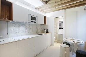 Superb Apartment Place des Vosges Le Marais