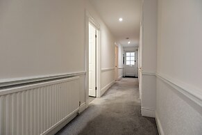 Garden Flat Apartment in Grosvenor Place