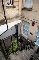 Garden Flat Apartment in Grosvenor Place