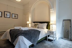 Garden Flat Apartment in Grosvenor Place