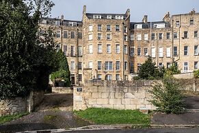 Garden Flat Apartment in Grosvenor Place