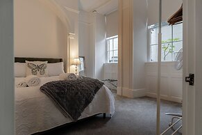 Garden Flat Apartment in Grosvenor Place