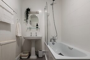 Garden Flat Apartment in Grosvenor Place