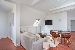 Superb Flat Ave Montaigne With Eiffel Tower View