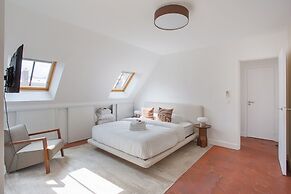 Superb Flat Ave Montaigne With Eiffel Tower View