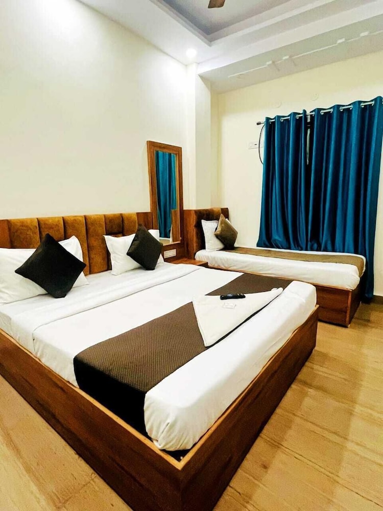 Hotel RAJ - Near Railway Station