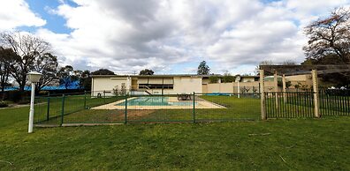 Golden Hills Motel