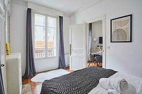 Superb Eiffel Tower Terrace Apartment
