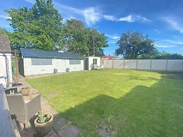 Anglesey Retreat - 2 Beds - Sleeps 3 - Parking