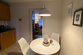 Anglesey Retreat - 2 Beds - Sleeps 3 - Parking