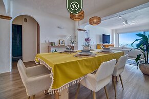 2BR Condo With Ocean View - Private Terrace