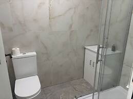 1 Bed Flat - Sleeps 2 - Parking - Wifi