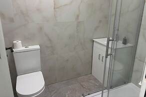 1 Bed Flat - Sleeps 2 - Parking - Wifi