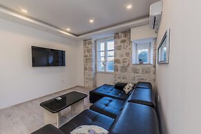 A 2 - Spacious apt on Seafront With the sea View